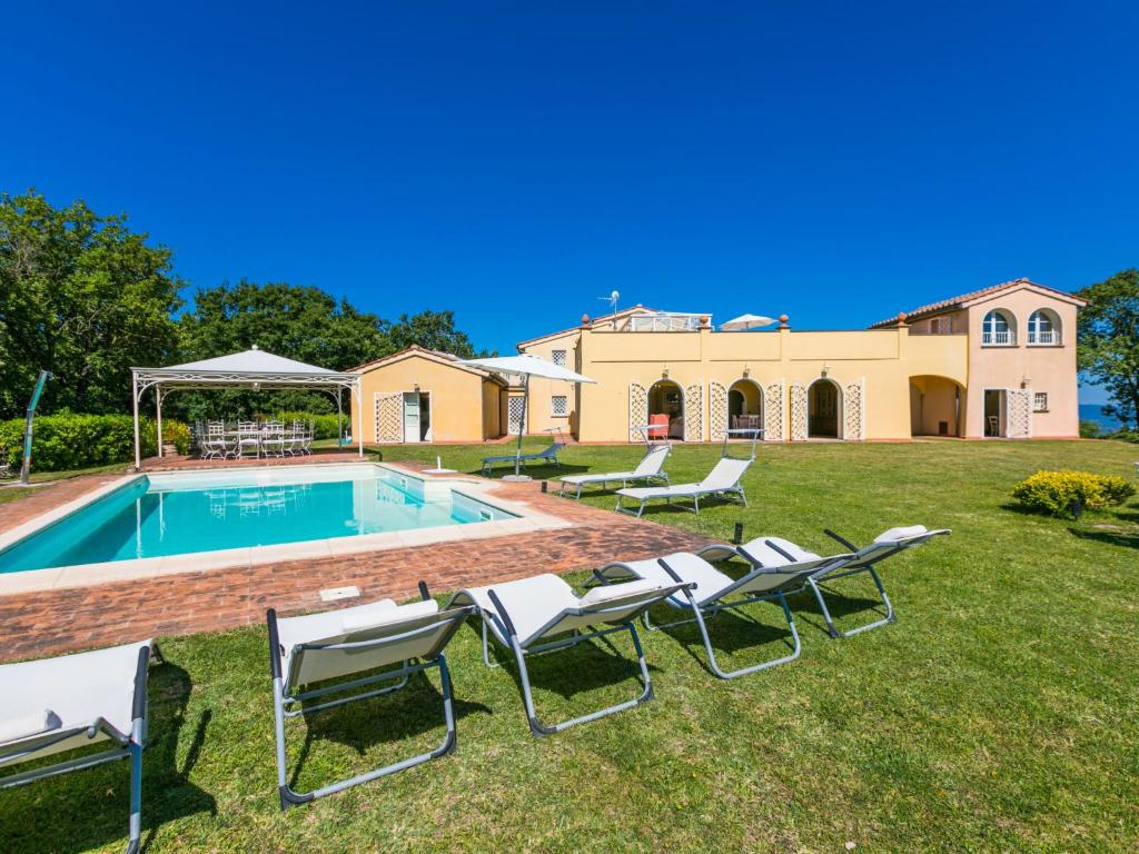 Bazén v ubytování Villa Poggio al Pruno by Interhome nebo v jeho okolí
