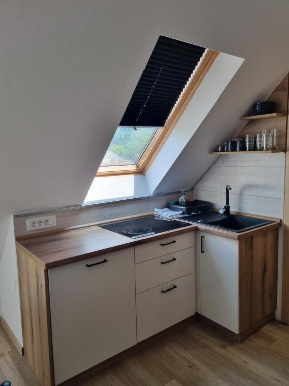 Kuchyň nebo kuchyňský kout v ubytování Room Sodja