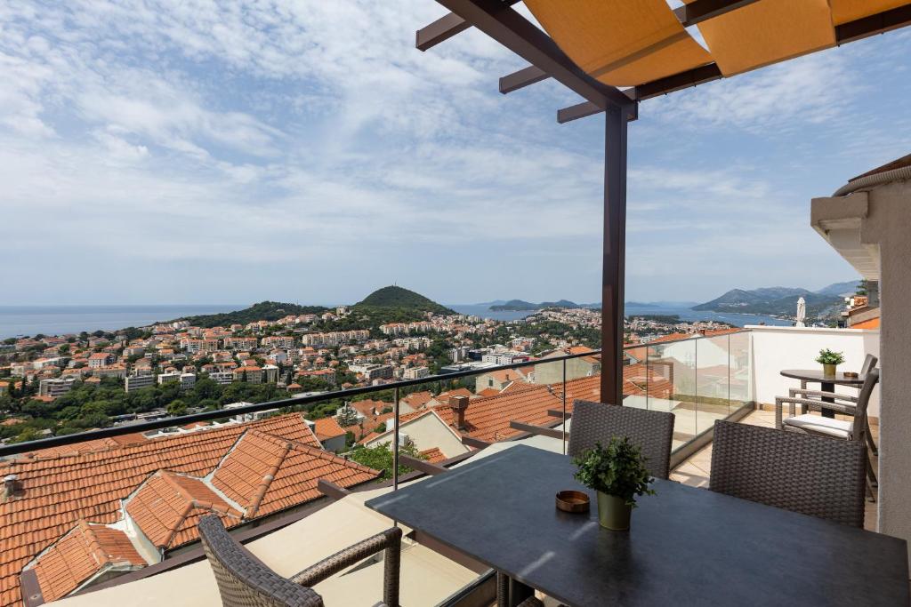 - une vue depuis le balcon d'une maison avec une table et des chaises dans l'établissement Guest House Kono, à Dubrovnik