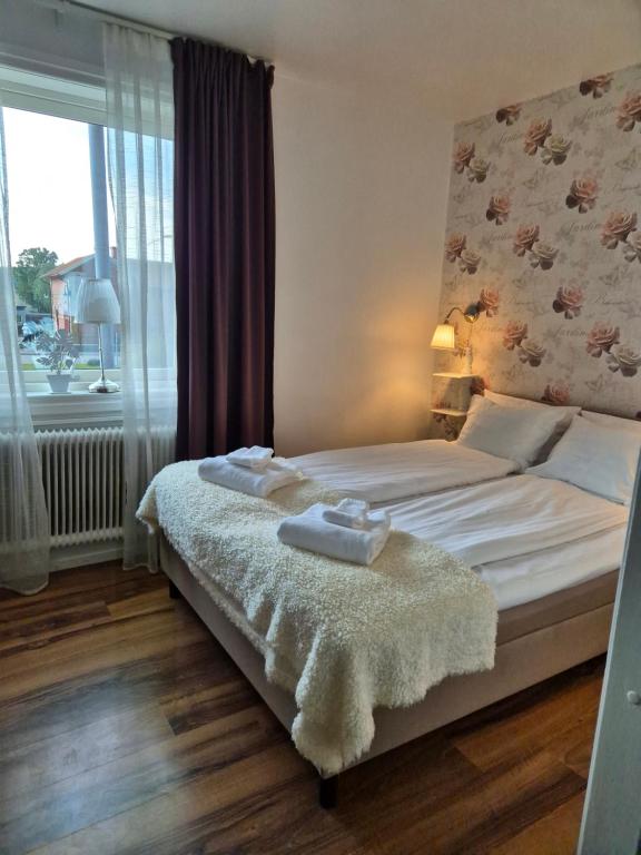 Postel nebo postele na pokoji v ubytování Smålandsstenar hotell