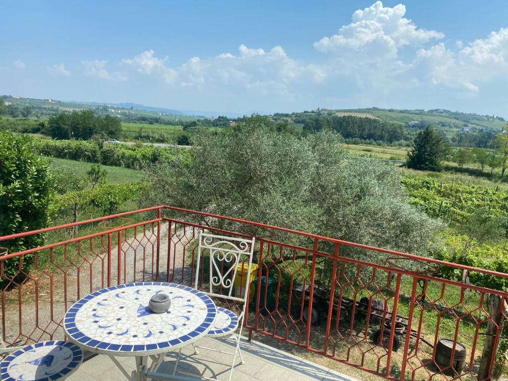 Un patio con una mesa y sillas en un balcón. en Apartma Bossamarino, en Koper