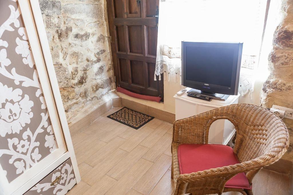 TV a/nebo společenská místnost v ubytování Casa Rural La Barquilla