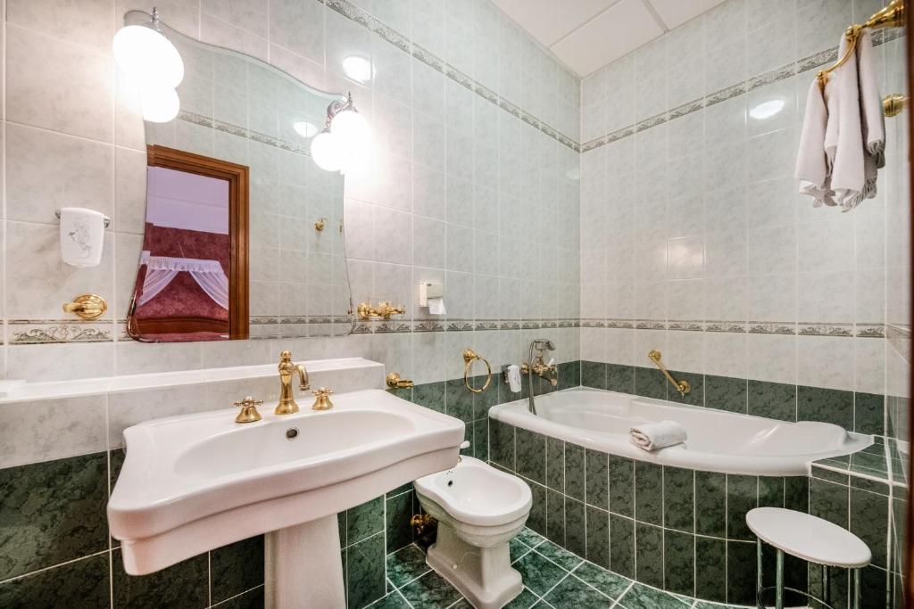Koupelna v ubytování Kastélyhotel Sasvár Resort