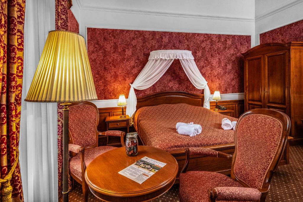 Postel nebo postele na pokoji v ubytování Kastélyhotel Sasvár Resort