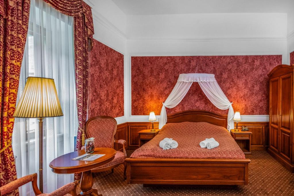 Postel nebo postele na pokoji v ubytování Kastélyhotel Sasvár Resort