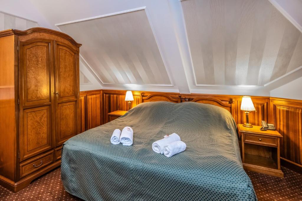 Postel nebo postele na pokoji v ubytování Kastélyhotel Sasvár Resort