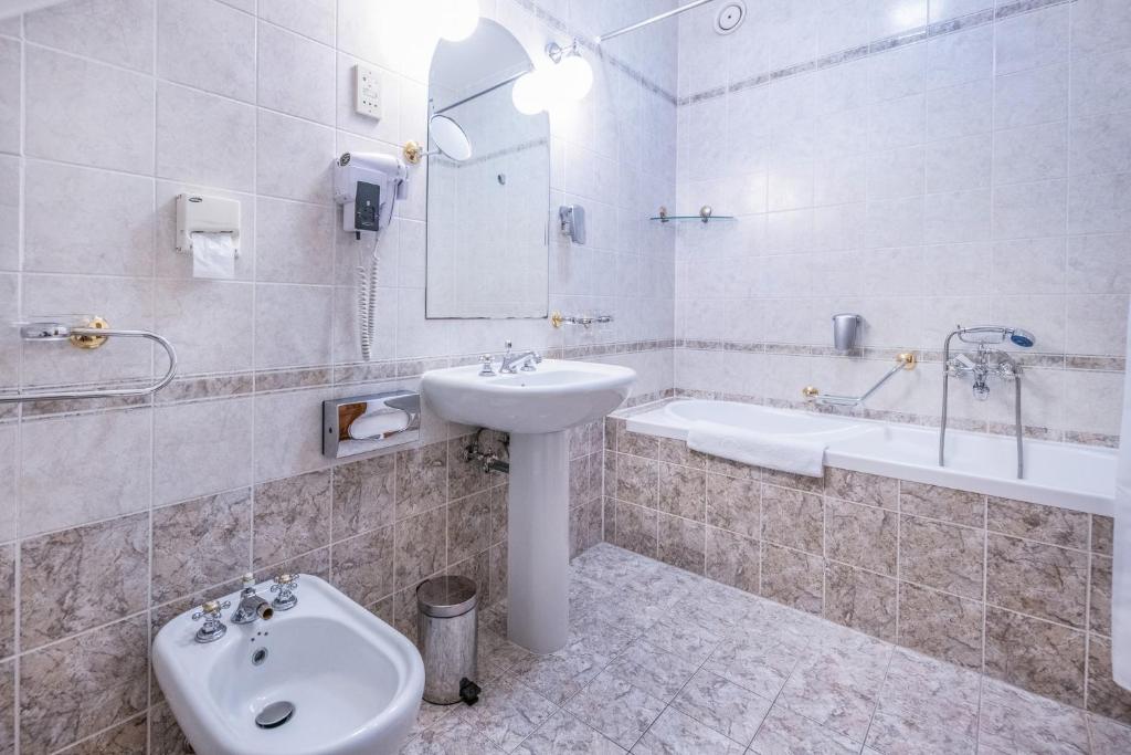 Koupelna v ubytování Kastélyhotel Sasvár Resort