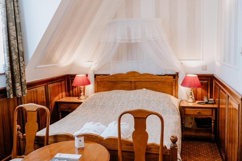 Postel nebo postele na pokoji v ubytování Kastélyhotel Sasvár Resort