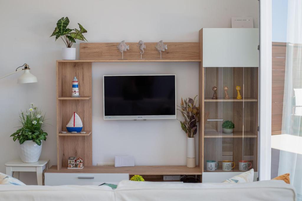 TV a/nebo společenská místnost v ubytování Villa Jolara With Heated Pool - Deluxe Suite 5