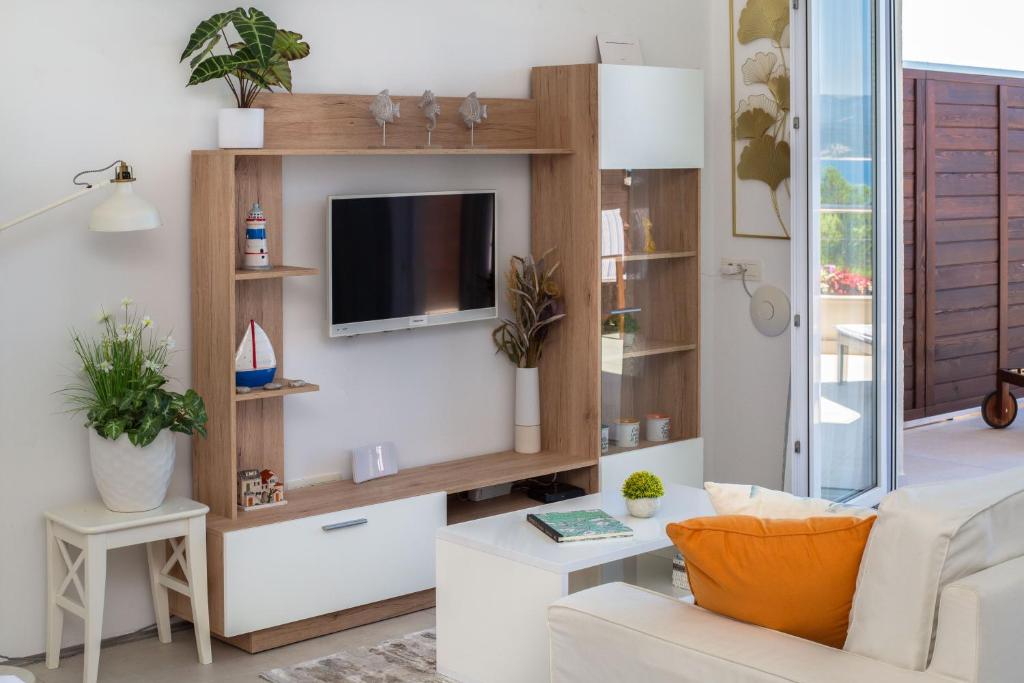 TV a/nebo společenská místnost v ubytování Villa Jolara With Heated Pool - Deluxe Suite 5