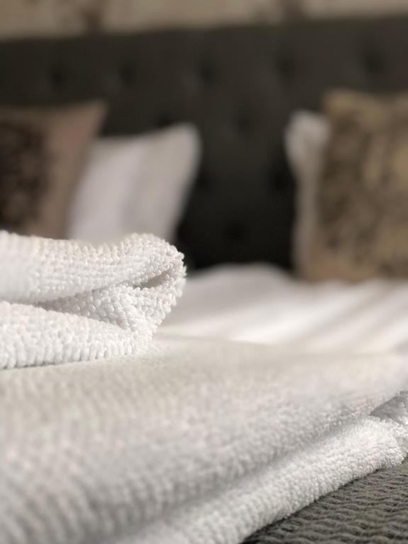 Postel nebo postele na pokoji v ubytování Smålandsstenar hotell
