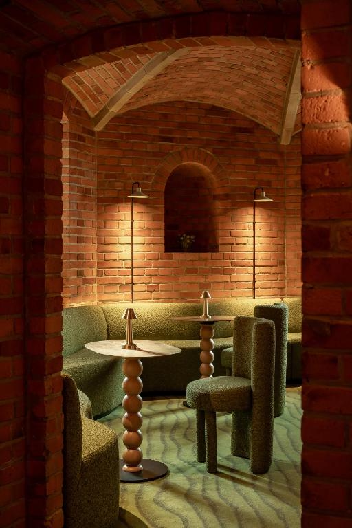 قلعه زینار, آژانس هواپیمایی آسمان سپید