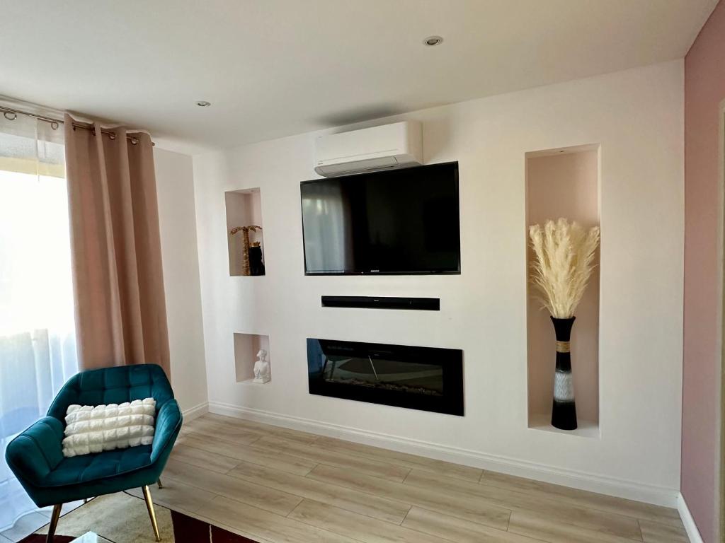 TV a/nebo společenská místnost v ubytování Flori'Home