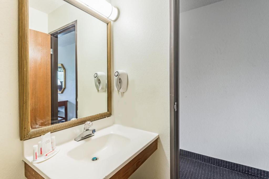 Super 8 by Wyndham Hartford - Chambre King - Non-fumeurs