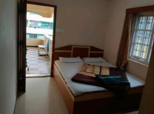 Postel nebo postele na pokoji v ubytování Sri Krishna Residency