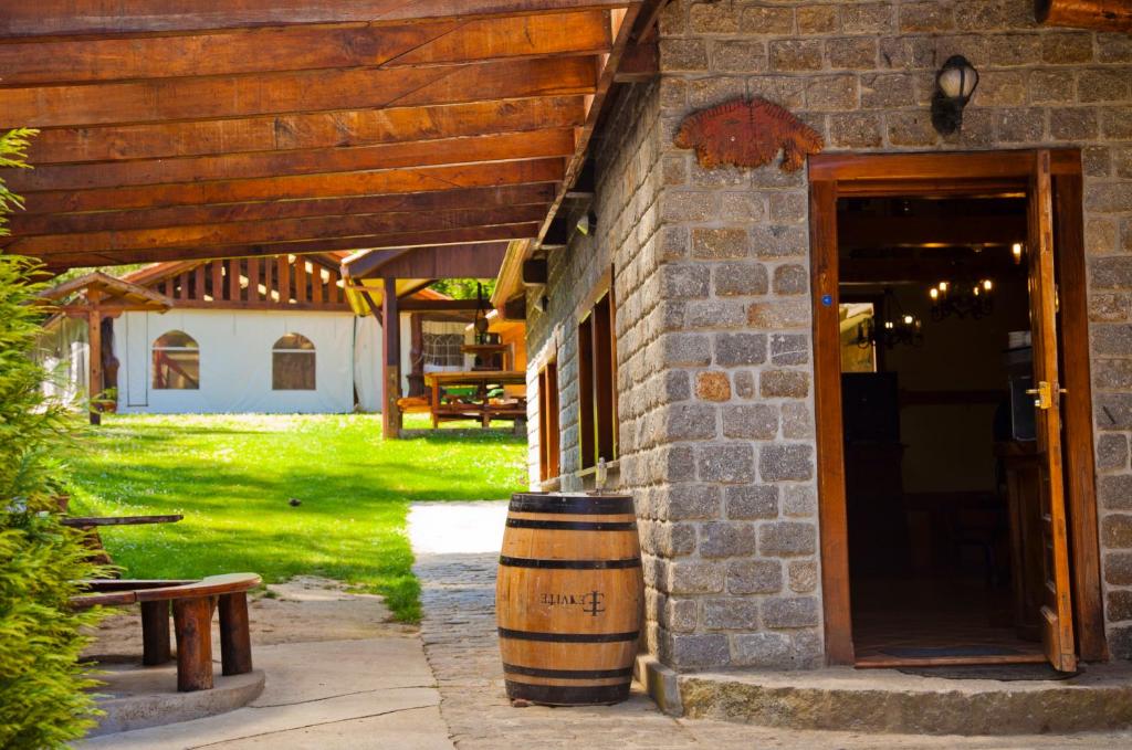 un edificio con un barril al lado de una puerta en Costa da Egoa, en Carral