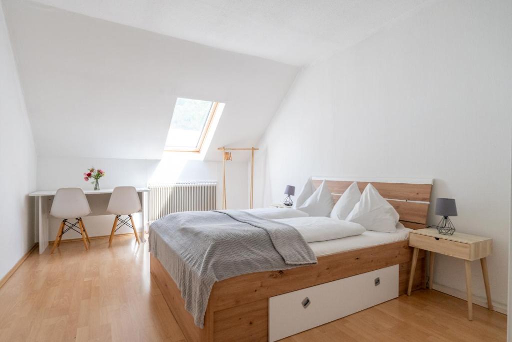 una camera da letto con un letto, una scrivania e una finestra di FarawayHomes Studio Kapfenberg #7 a Kapfenberg
