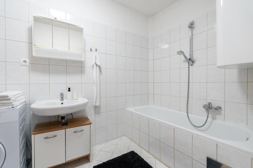 un bagno bianco con lavandino e vasca di FarawayHomes Studio Kapfenberg #7 a Kapfenberg