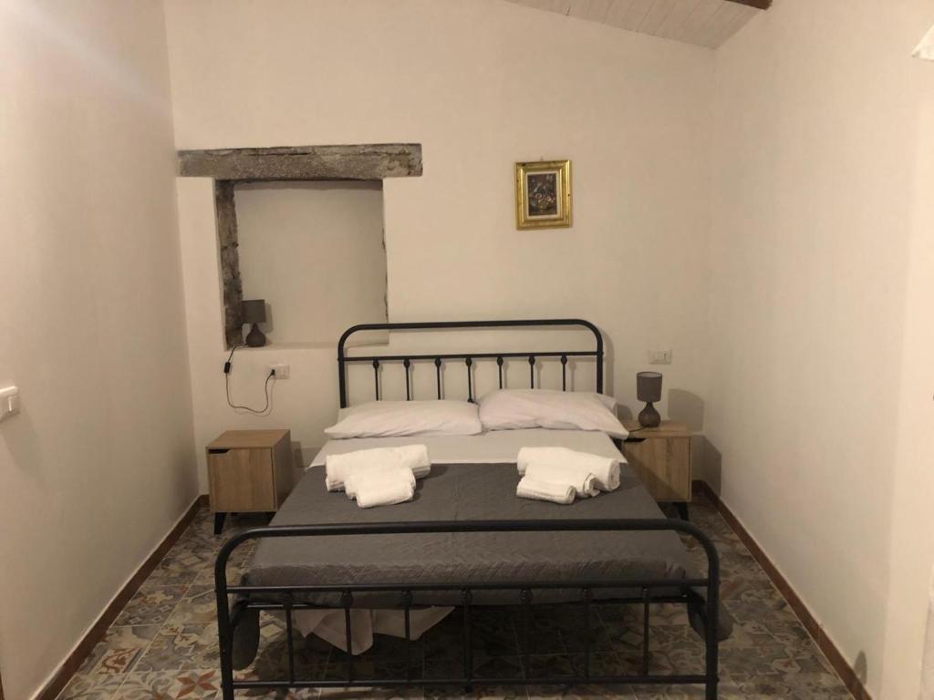 Un dormitorio con una cama con dos almohadas encima. en Casa Luisa, en Aggius