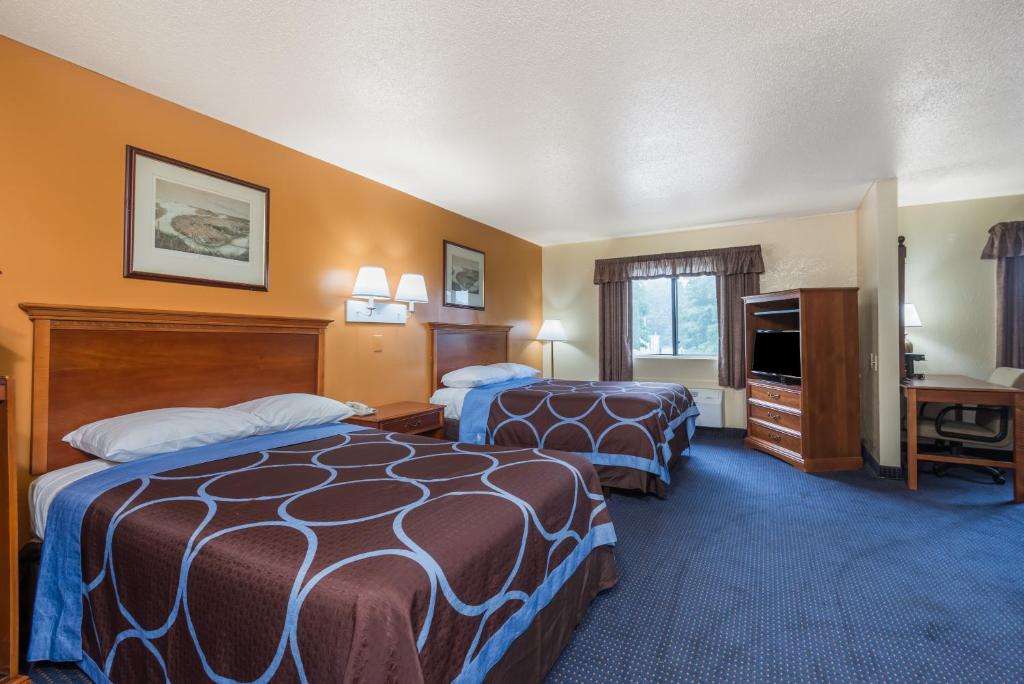Super 8 by Wyndham Hartford - Suite Studio Avec Trois Lits Doubles - Non-fumeurs