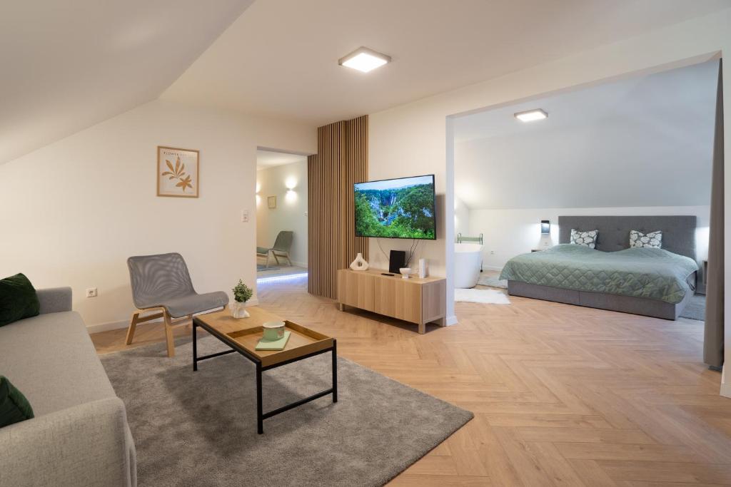 ein Wohnzimmer mit einem Bett und einer Couch in der Unterkunft Lux Loft Spa in Rakovica