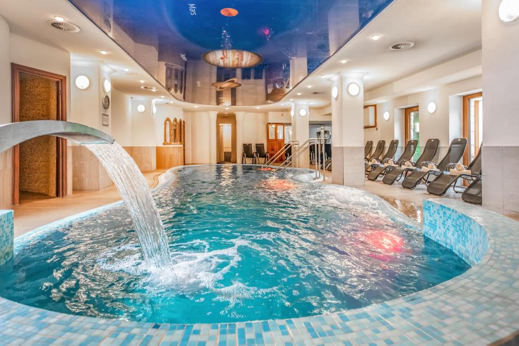 Bazén v ubytování Kastélyhotel Sasvár Resort nebo v jeho okolí