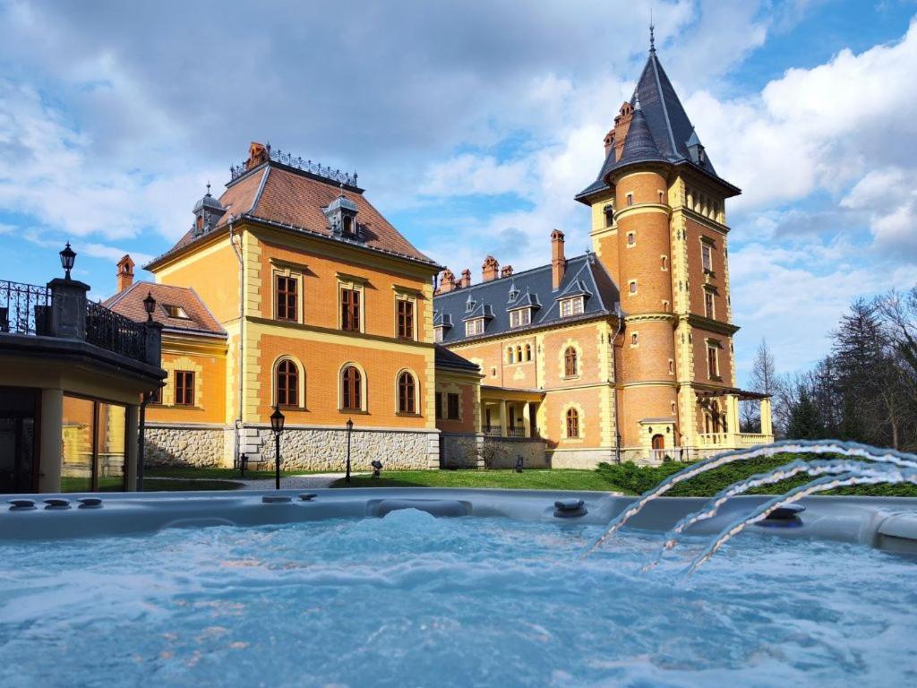 Bazén v ubytování Kastélyhotel Sasvár Resort nebo v jeho okolí
