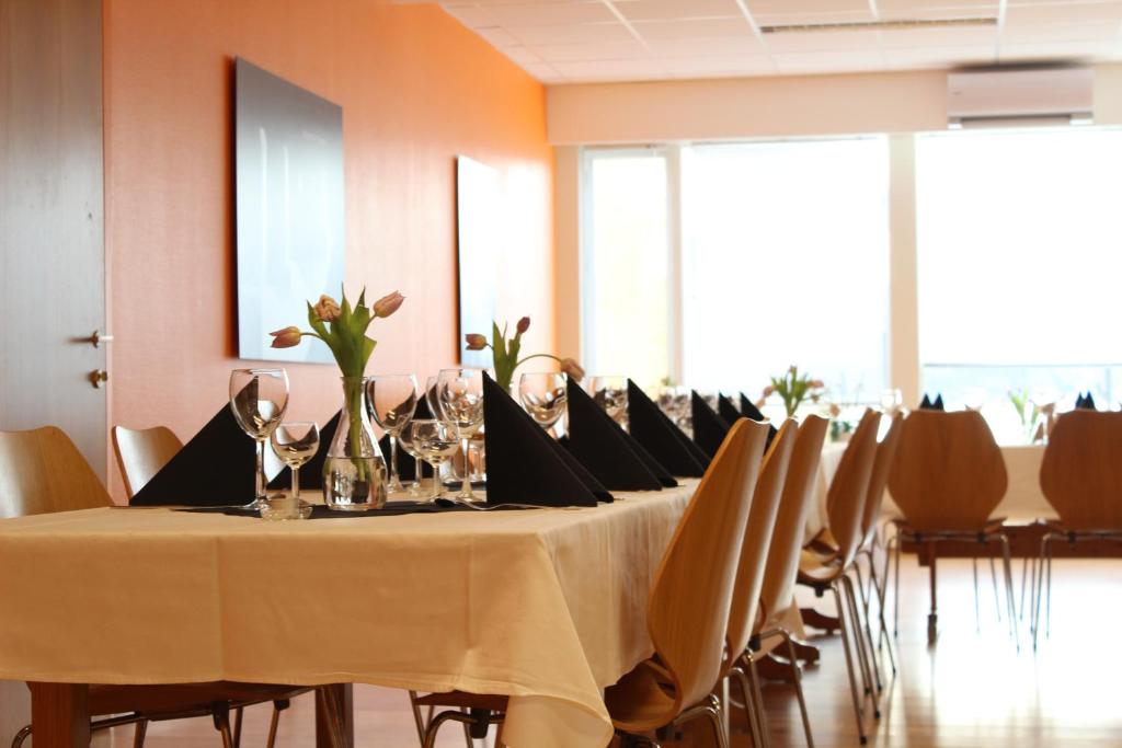 a conference room with a long table and chairs at Suldal Hotell in Sand