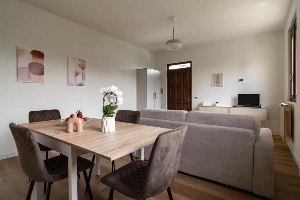 a living room with a table and a couch at Casa vacanze Il Pescheto in Concesio