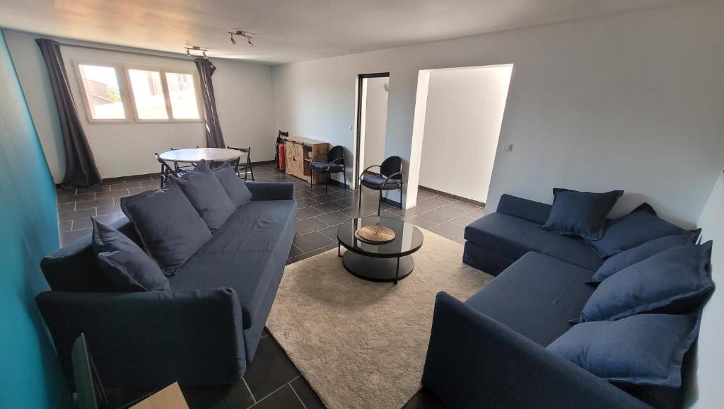 un salon avec des canapés bleus et une table dans l'établissement La Viste, chez Maya, à Marseille