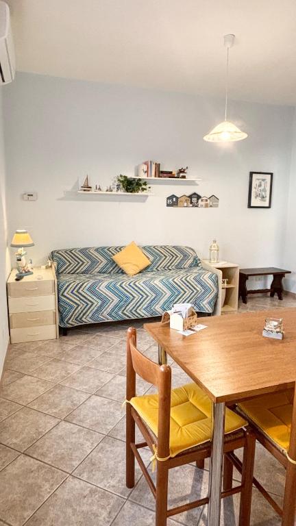 sypialnia z łóżkiem, stołem i krzesłami w obiekcie A casa di Iole w mieście Fiumicino