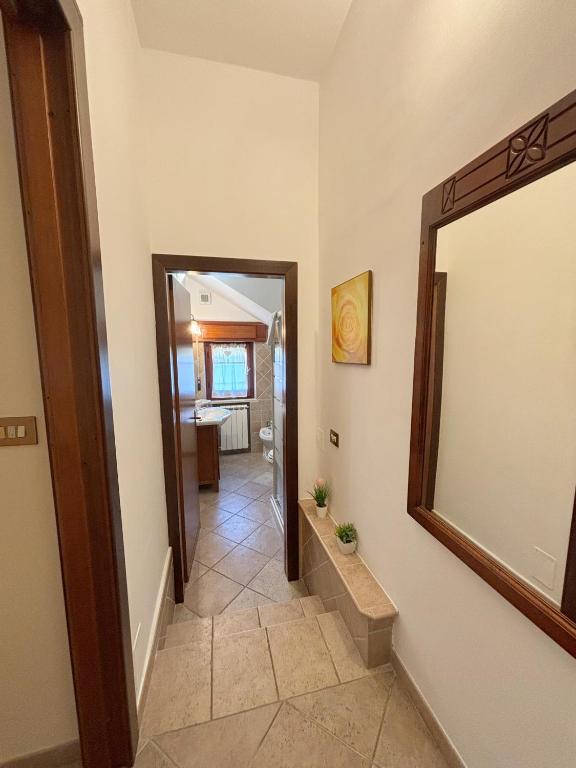 przedpokój z lustrem i łazienką w obiekcie A casa di Iole w mieście Fiumicino