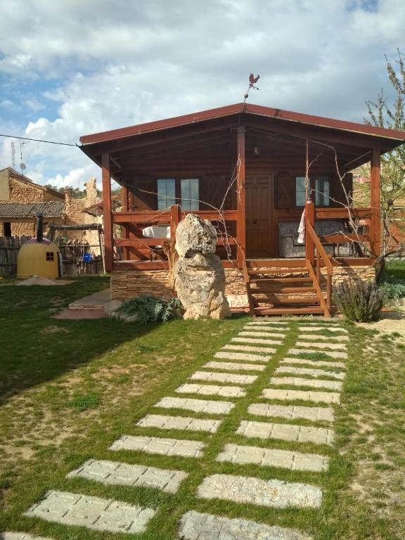 a log cabin with a pathway leading to the front porch at Apartamento El Paso in Fuentelisendo