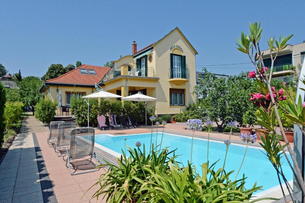 willa z basenem przed domem w obiekcie Villa Zsófia w Balatonfüred