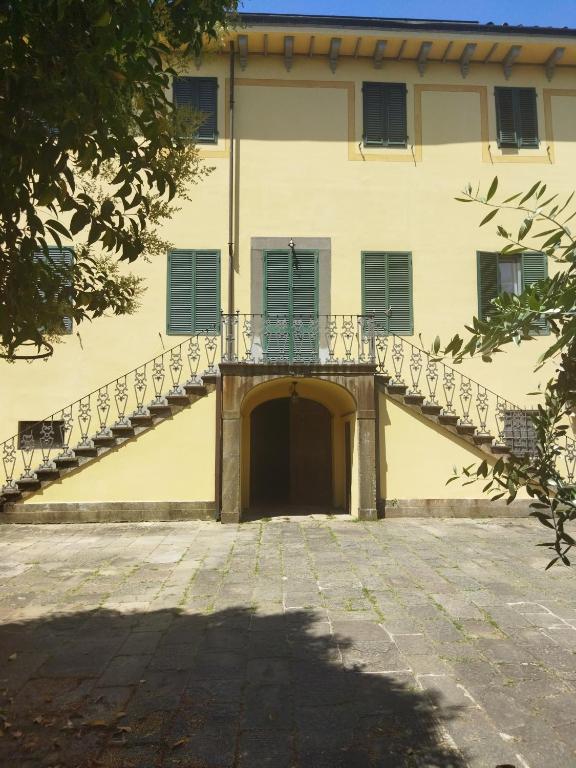 a building with a staircase in front of a building at Villa Fontana in Capannori