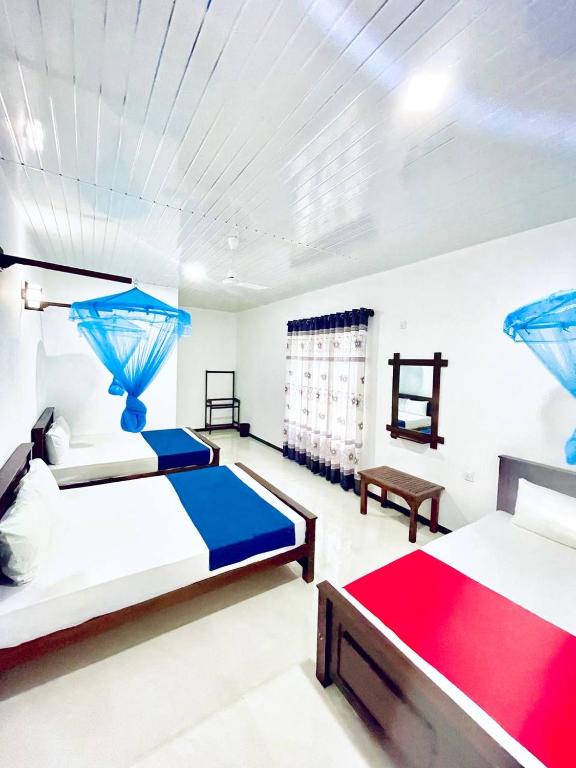Postel nebo postele na pokoji v ubytování Geethani Tourist Home Polonnaruwa