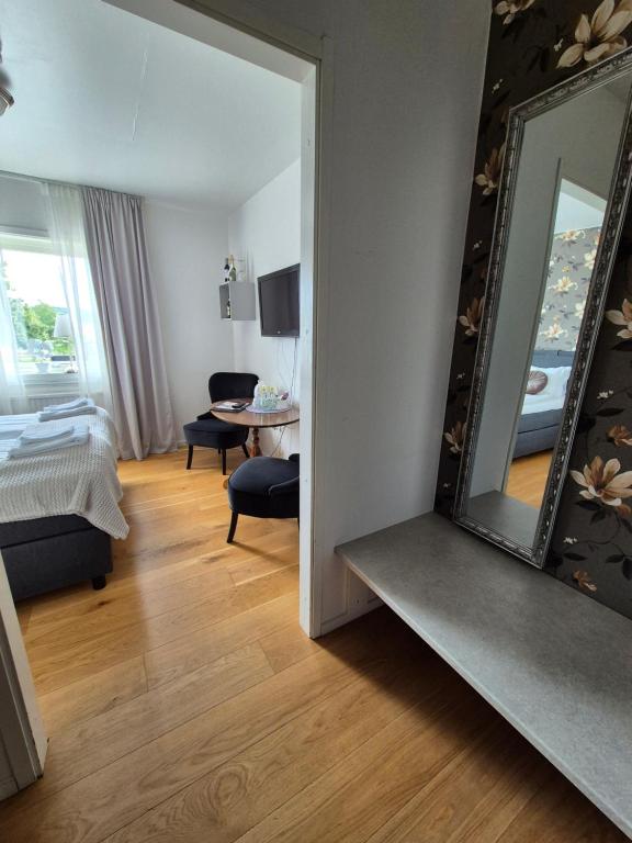 Postel nebo postele na pokoji v ubytování Smålandsstenar hotell