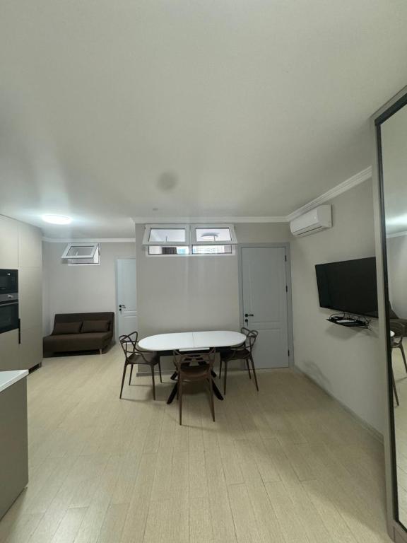 TV a/nebo společenská místnost v ubytování Pirosmani Mini Hotel
