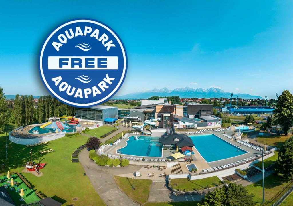 Una vista aérea de un parque acuático en un resort. en Hotel AquaCity Riverside, en Poprad