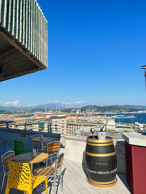 balkon ze stołem, krzesłami i beczką w obiekcie Allegroitalia La Spezia 5 Terre w mieście La Spezia