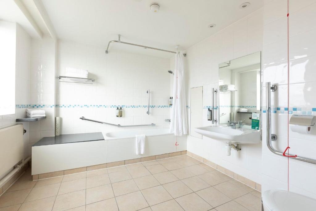 Holiday Inn London Sutton, an IHG Hotel - Queen Room - Accessible