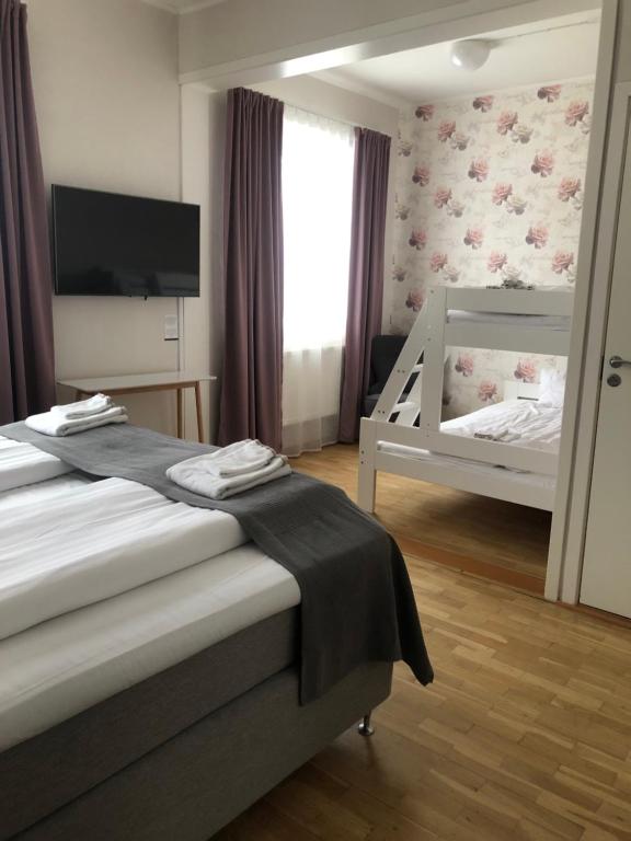 Postel nebo postele na pokoji v ubytování Smålandsstenar hotell
