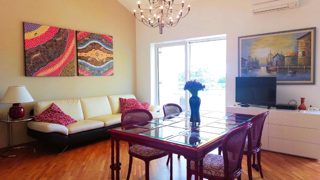 Telewizja i/lub zestaw kina domowego w obiekcie Apartment AURORA near the beach, with seaview in Umag -Zambratija