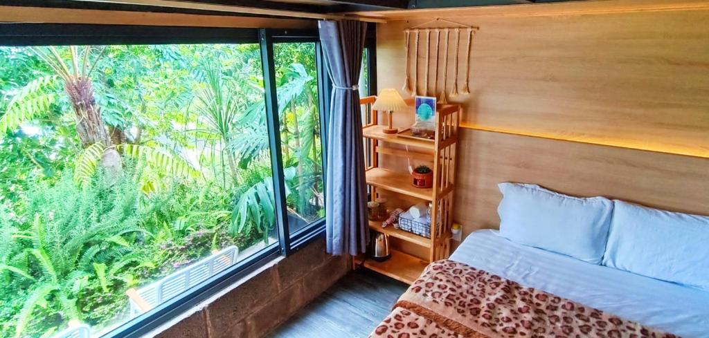 Postel nebo postele na pokoji v ubytování Natural Home Đà Lạt