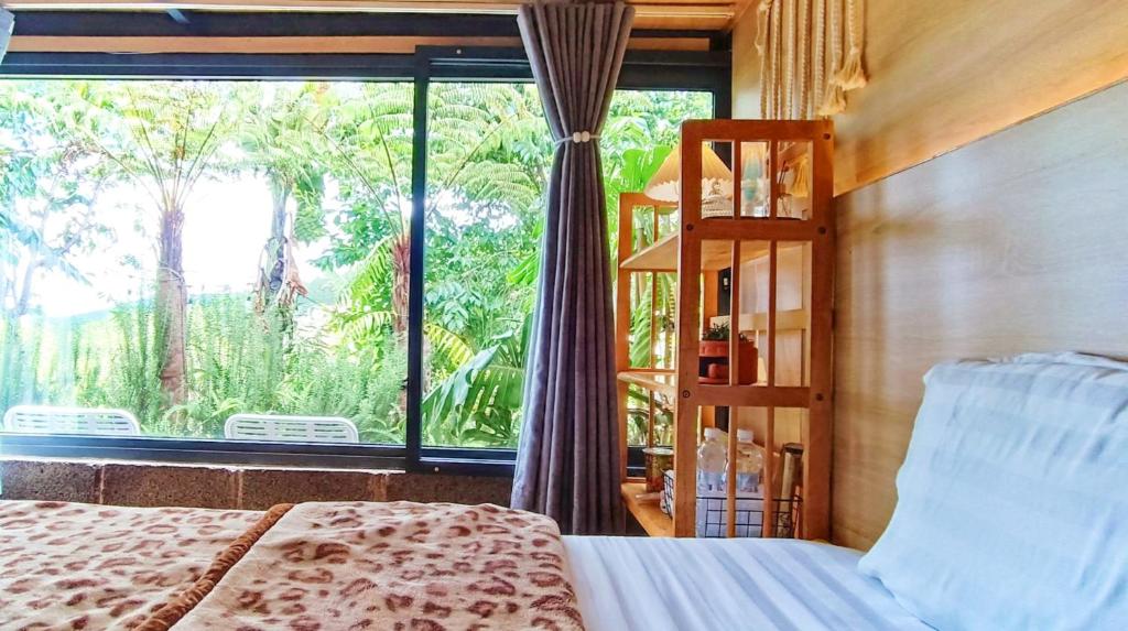 Postel nebo postele na pokoji v ubytování Natural Home Đà Lạt