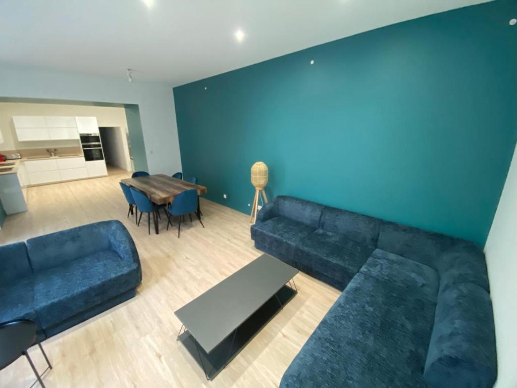 un salon avec un canapé et une table dans l'établissement Longère en Centre-Ville, à Brest