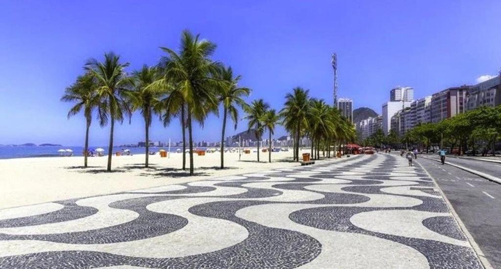 Hotel Copacabana Flat Moderno, a street with palm trees on the beach at Copacabana Flat Moderno in Rio de Janeiro