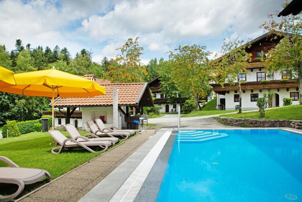 Bazén v ubytování Bayerwaldtraum nebo v jeho okolí