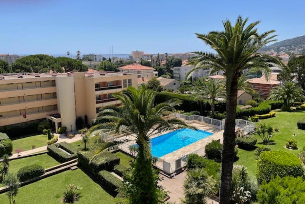 une vue aérienne d'un complexe avec piscine et palmiers dans l'établissement Studio in residence - sea view, au Golfe-Juan