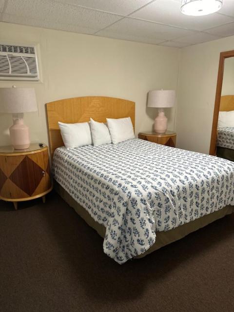 Postel nebo postele na pokoji v ubytování Horizon Motor Inn-Beach Block & Close to Morey's Piers